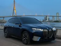 BMW iX — 正面