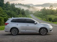 Mitsubishi Outlander — पार्श्व