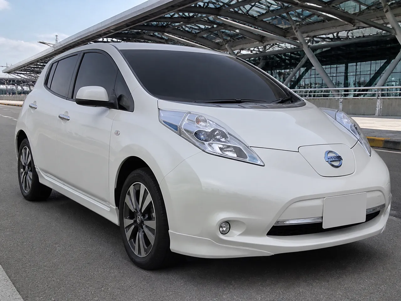 Nissan Leaf — спереди