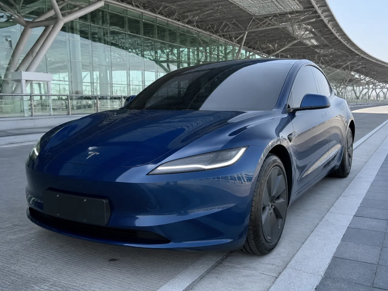 Tesla Model 3 — vorn