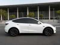 Tesla Model Y — 侧面
