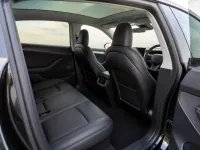 Tesla Model Y — 内饰