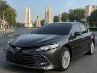 Toyota Camry Hybrid — सामने