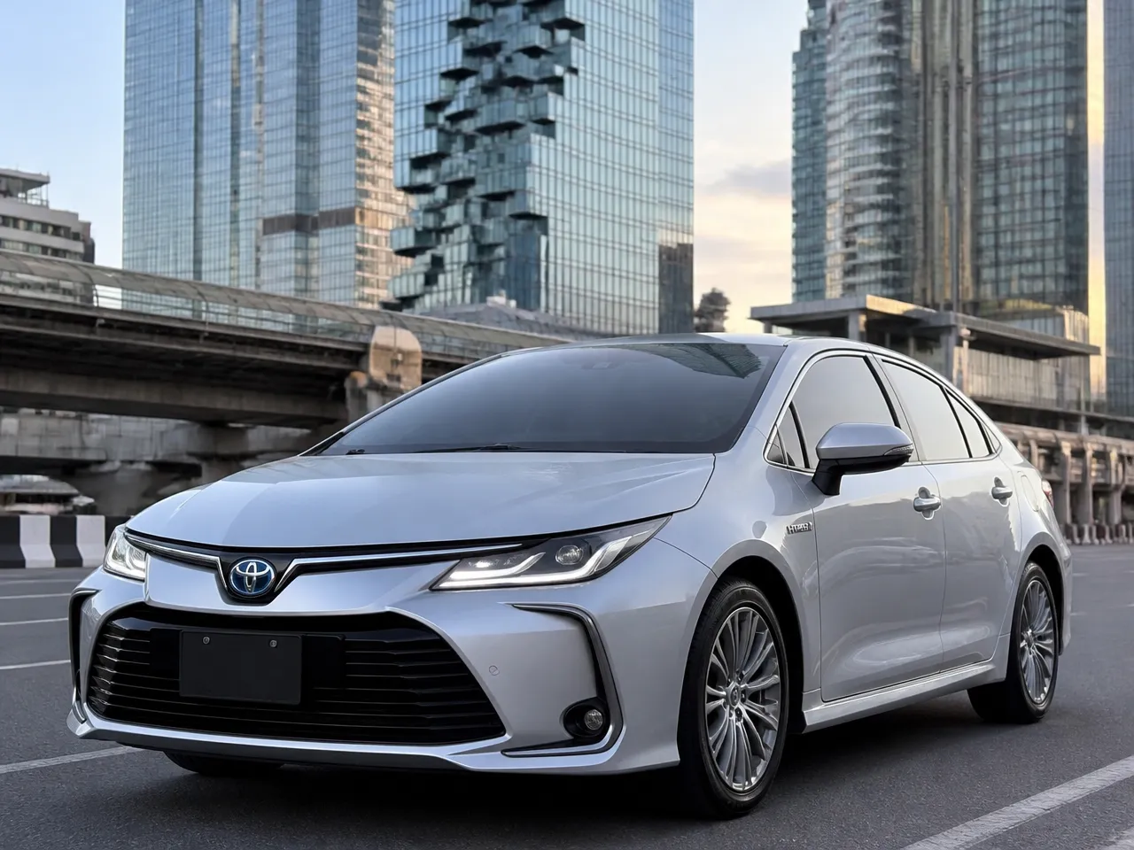 Toyota Corolla Altis Hybrid — सामने