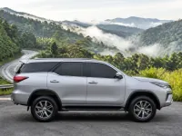 Toyota Fortuner 2.8 4x4 — side