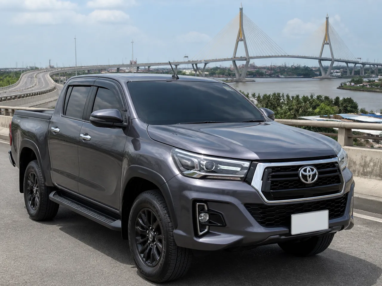 Toyota Hilux Revo Double Cab 2.8 4x4 — vorn