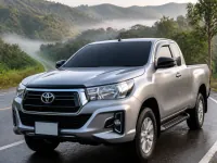 Toyota Hilux Revo Smart Cab — सामने