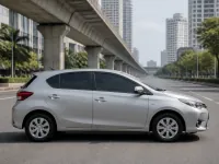 Toyota Yaris — seitlich