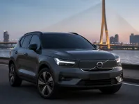 Volvo XC40 Recharge — vorn