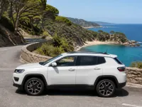 Jeep Compass — seitlich