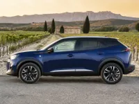 Peugeot 2008 — 侧面