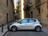 Peugeot 208 — 侧面