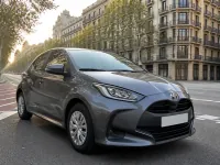 Toyota Yaris — спереди
