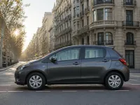 Toyota Yaris — сбоку