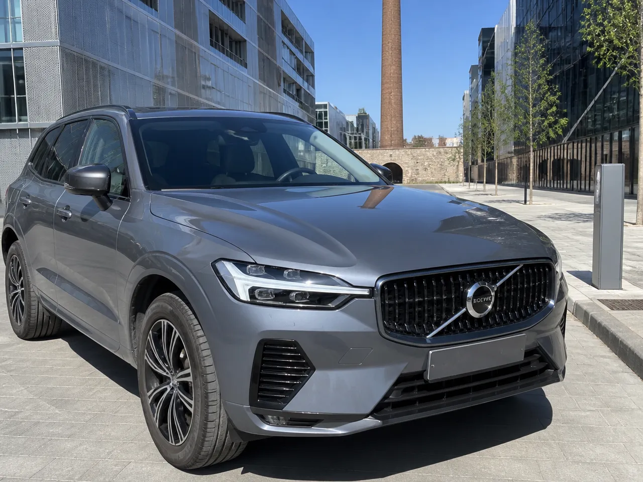 Volvo XC60 — front