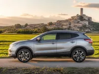 Nissan Qashqai — seitlich