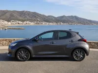 Toyota Yaris Hybrid — seitlich