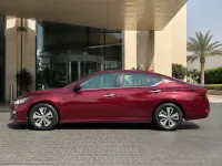 Nissan Altima — الجانب