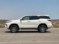 Toyota Fortuner — side