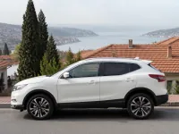 Nissan Qashqai — side