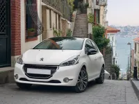 Peugeot 208 — front