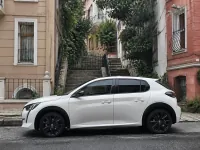 Peugeot 208 — side