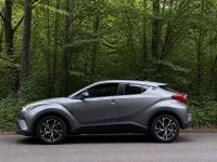 Toyota C-HR — side