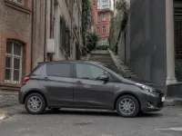 Toyota Yaris — side