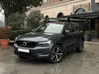Volvo XC40 — front