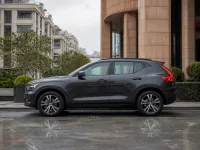 Volvo XC40 — side