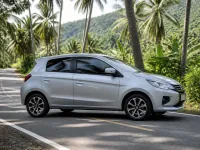 Mitsubishi Mirage — seitlich