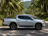 Mitsubishi Triton — 侧面