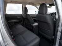 Mitsubishi Triton — 内饰
