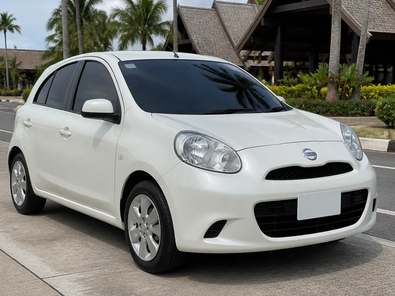 Nissan March — спереди