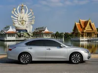 Nissan Teana — side