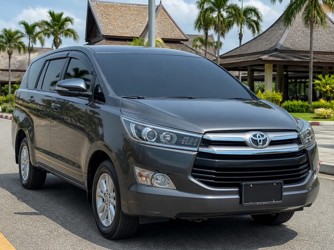 Toyota Innova — 正面