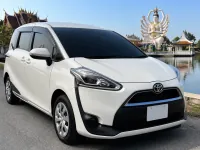 Toyota Sienta — חזית