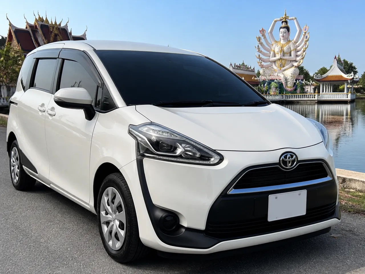 Toyota Sienta — спереди