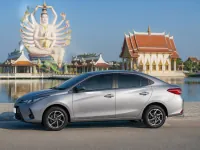 Toyota Yaris Ativ — seitlich
