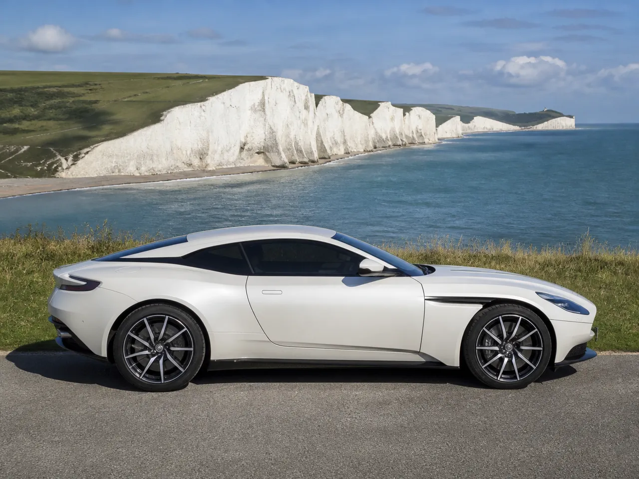 Aston Martin DB11 — lateral