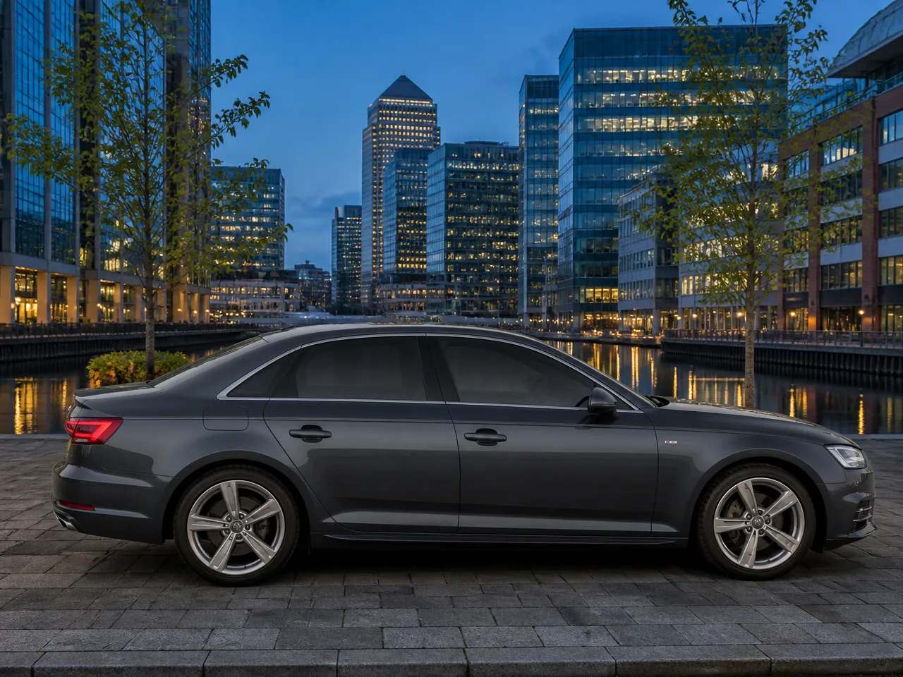 Audi A4 — zijkant