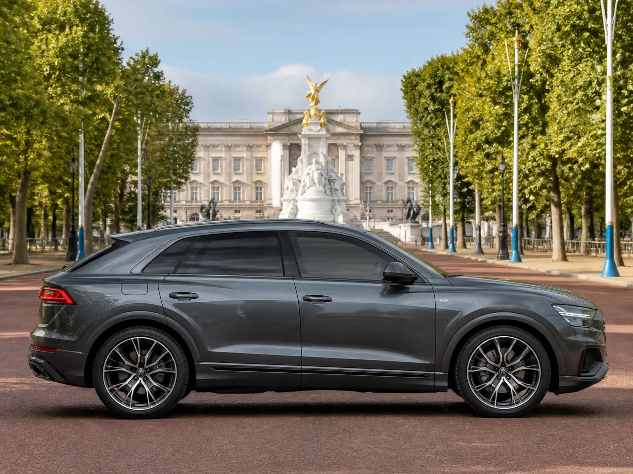 Audi Q8 — الجانب