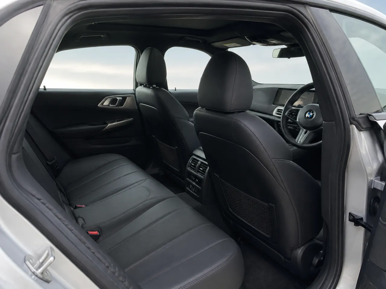 BMW i4 — 内饰