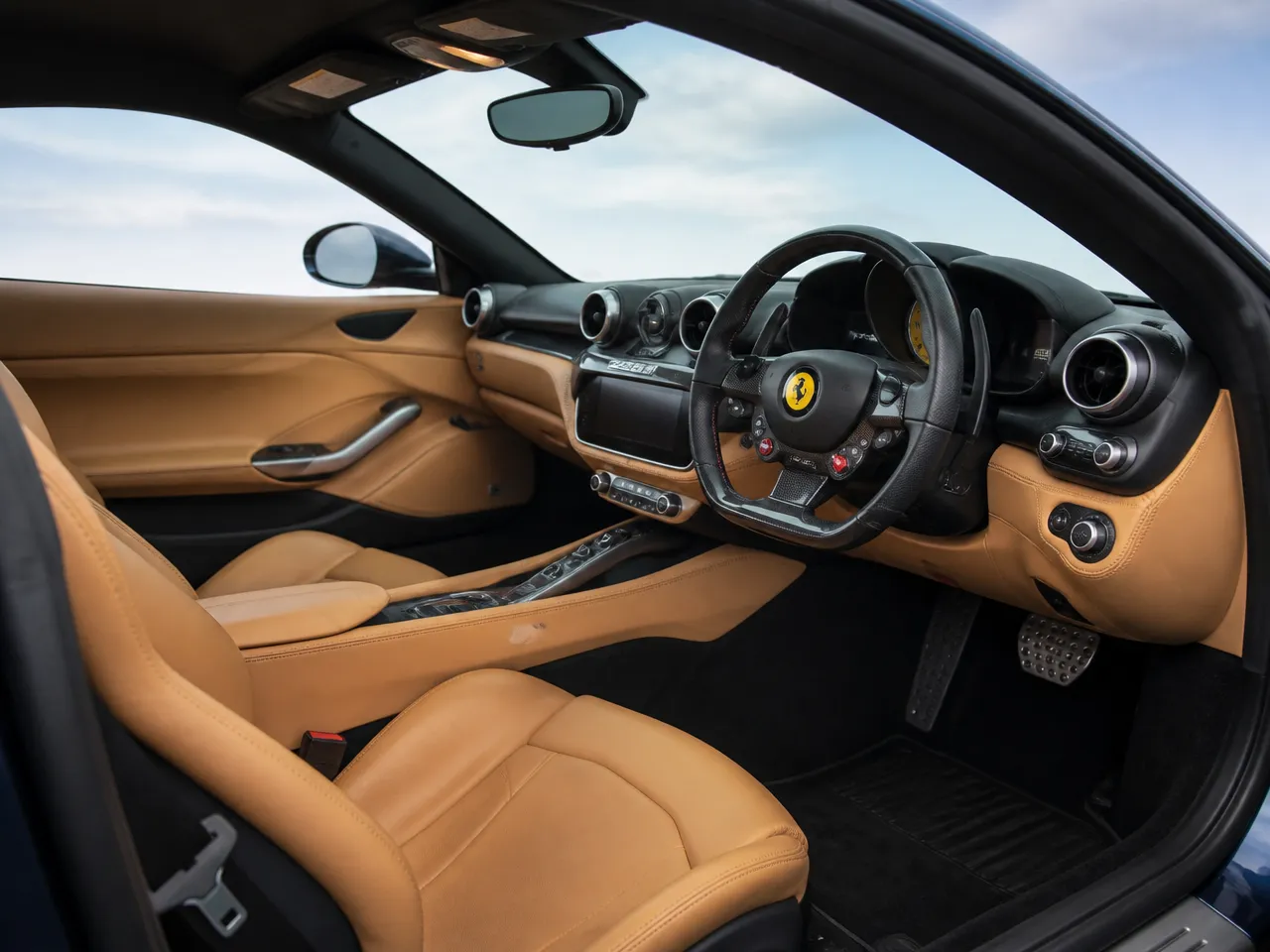 Ferrari Portofino — المقصورة الداخلية