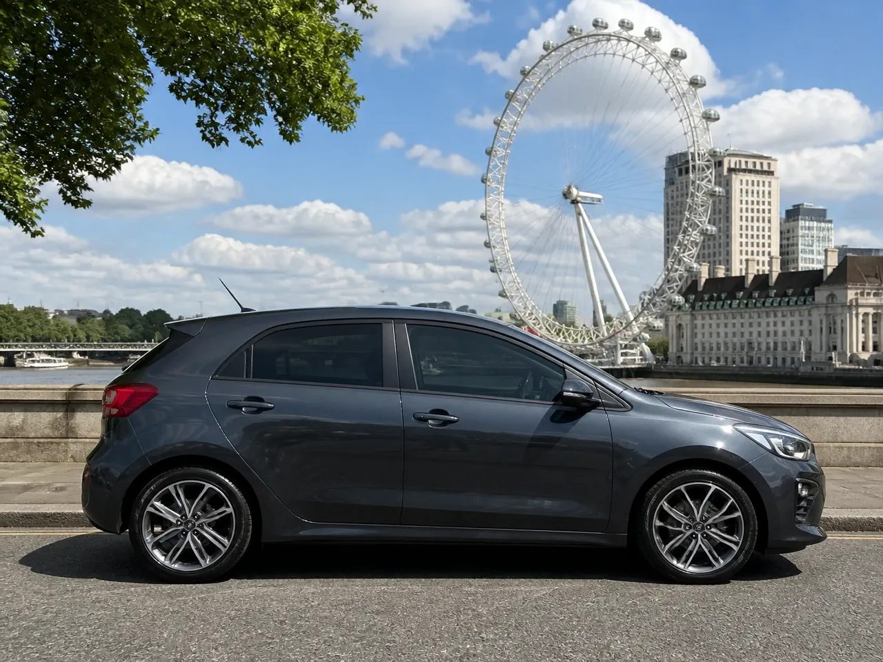 Kia Rio — сбоку