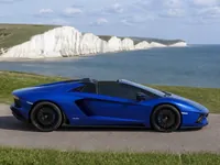 Lamborghini Aventador Roadster — yan
