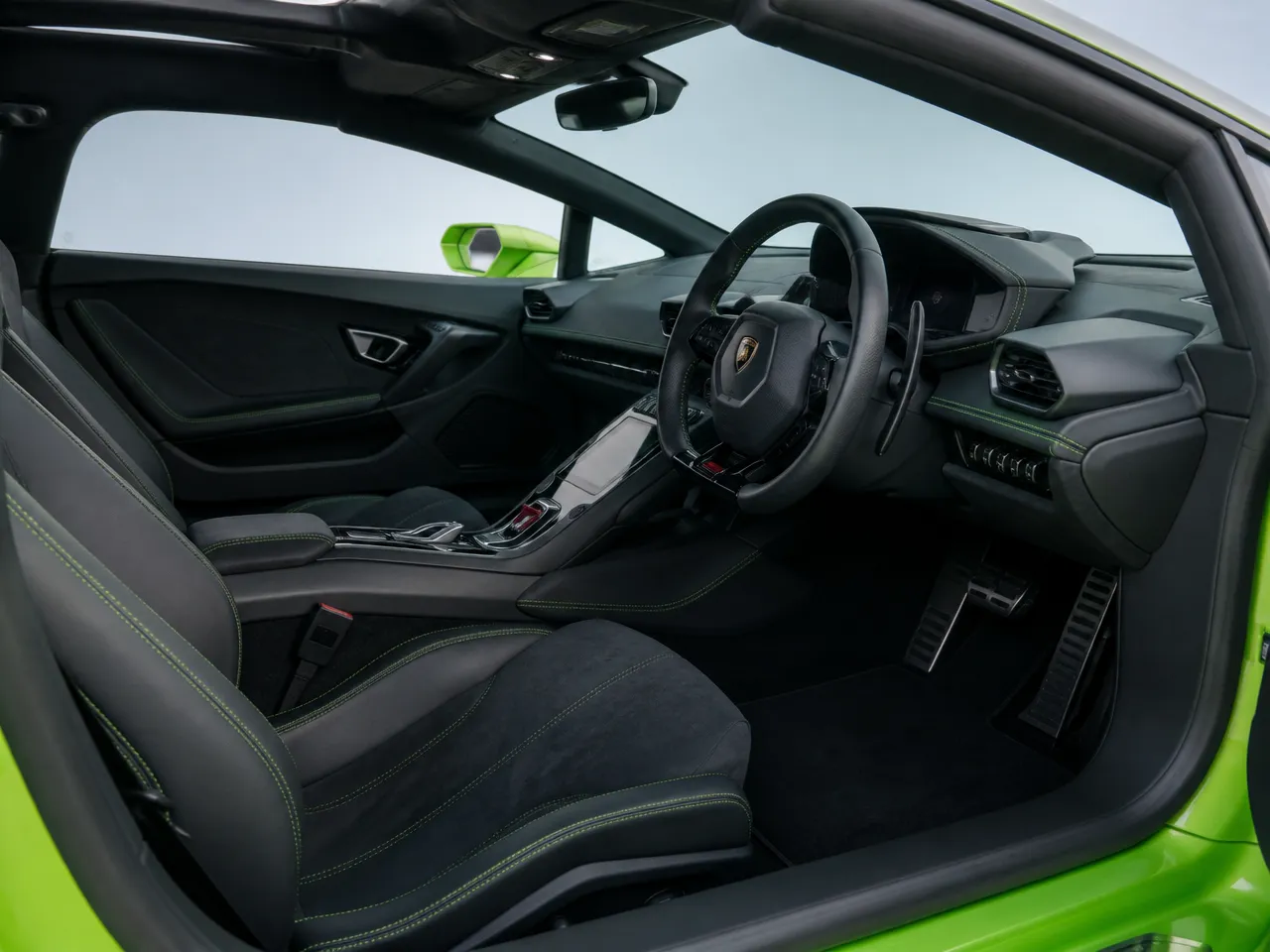 Lamborghini Huracan Evo Spyder — салон