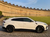 Lamborghini Urus — side