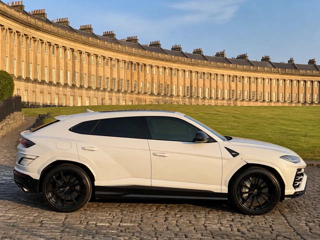 Lamborghini Urus — side