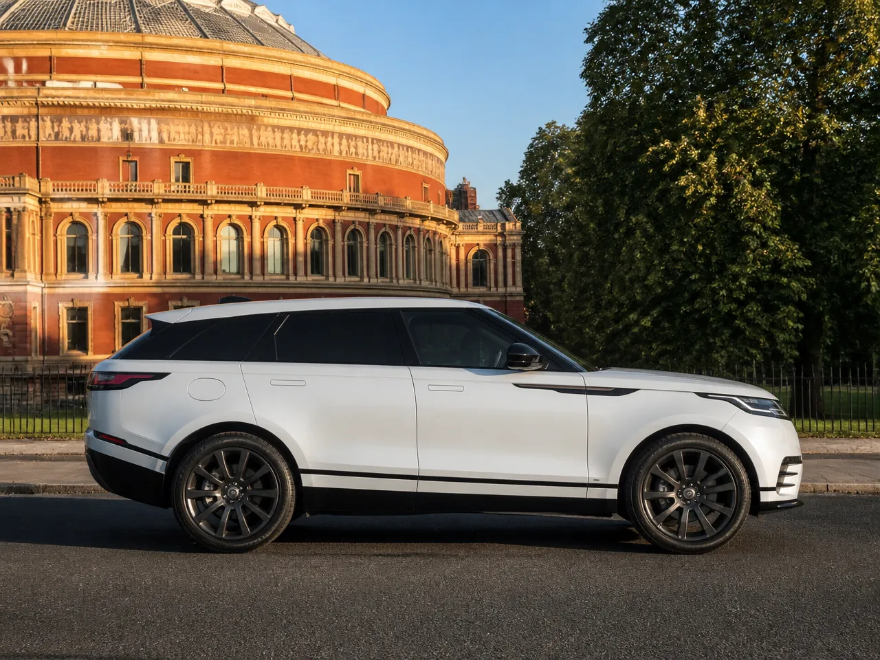 Land Rover Range Rover Velar — الجانب